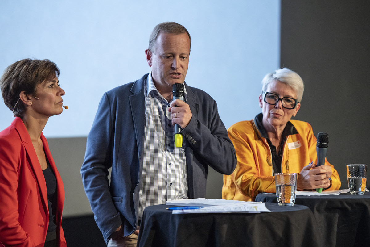 De gauche à droite: Esther Mamarbachi, Eric Monnard, Geneviève Bauhofer